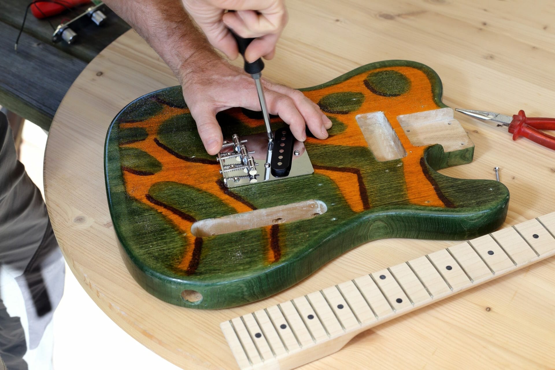 Gitarrenbauer und Zupfinstrumentenmacher